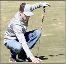 Jhett Hollenbeck lines up a putt at the Ainsworth Golf Course during the team’s home tournament in 2024.