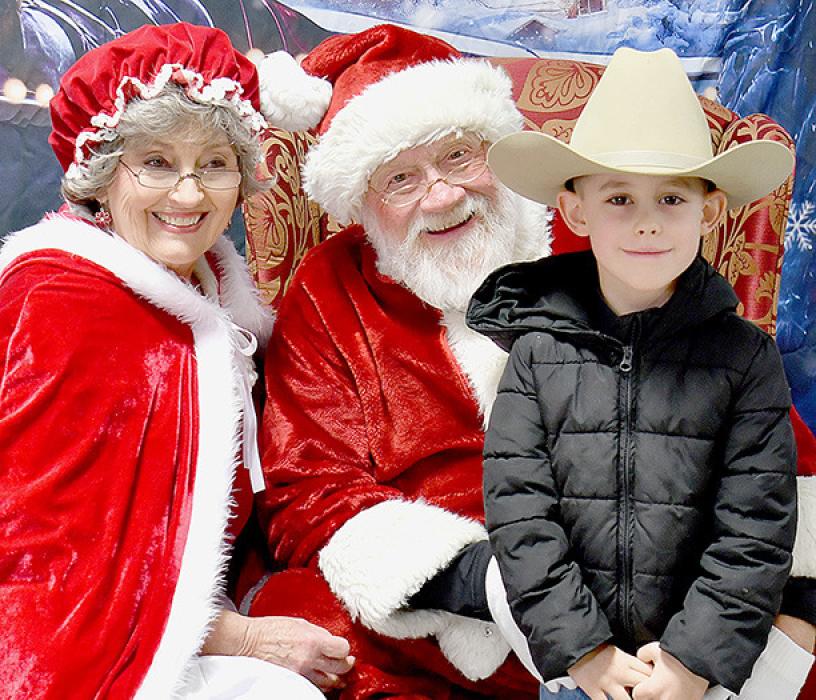 Long Pine Chamber of Commerce Hosts Santa and Mrs. Claus