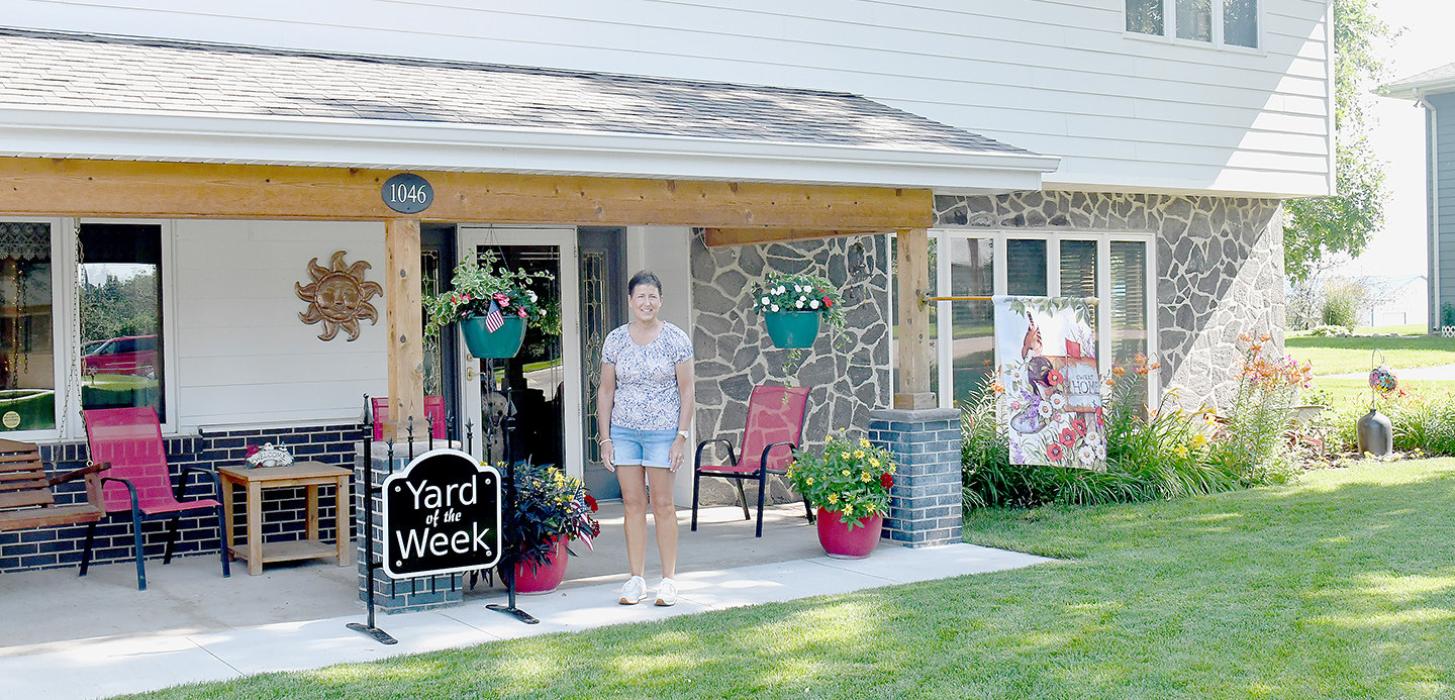 Leanne and Bob Maxwell Receive Yard of the Week Honors