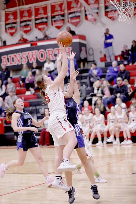 Saylen Young takes a shot against O’Neill on a fast break. The Lady Bulldogs defeated O’Neill 57-51. Photos by Debb Gracey