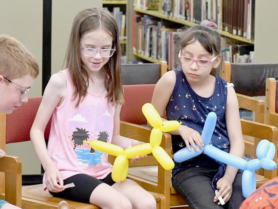 Local Kids Enjoy Boggs Balloon Twisting Show at Ainsworth Library