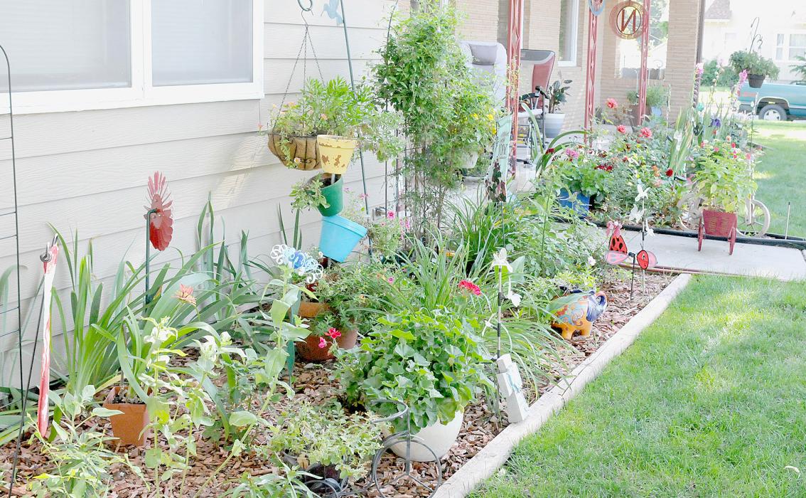Bryan and Patricia Sisson Honored for Their Beautiful Yard