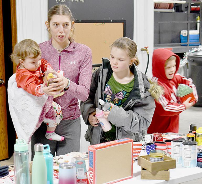 Long Pine Chamber of Commerce Hosts Santa and Mrs. Claus