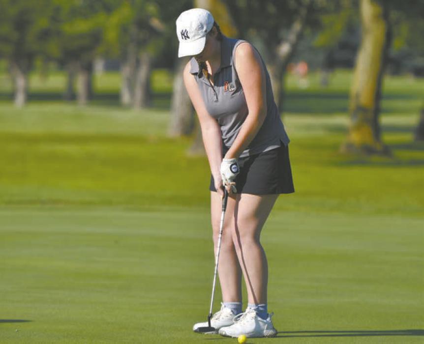 Sophomore Jessica Clingman putts during the team's home invite on Thursday, August 27.