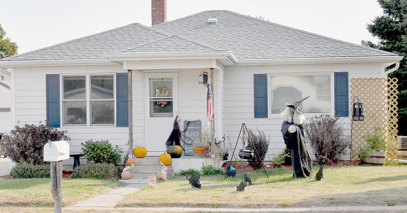 Ainsworth Residents Getting Ready for Halloween