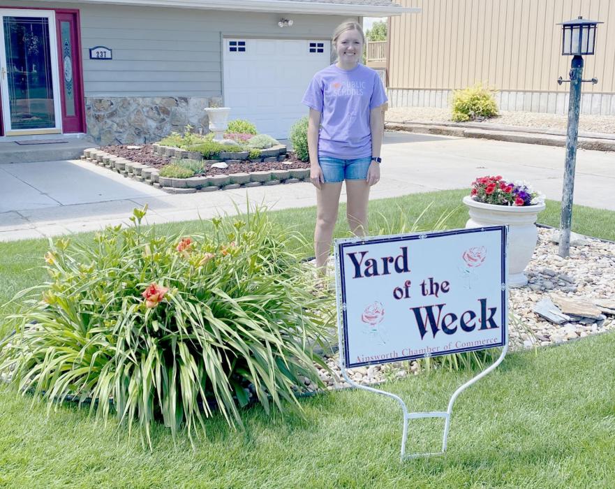 Jacce and Britley Beck Win Yard of the Week Honors from Ainsworth Chamber of Commerce