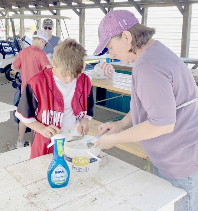 National History Day Students Tee Off Successful Women’s League Golf Club Cleaning Fundraiser