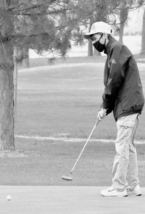 Brandt Murphy hits a putt on hole nine’s green.
