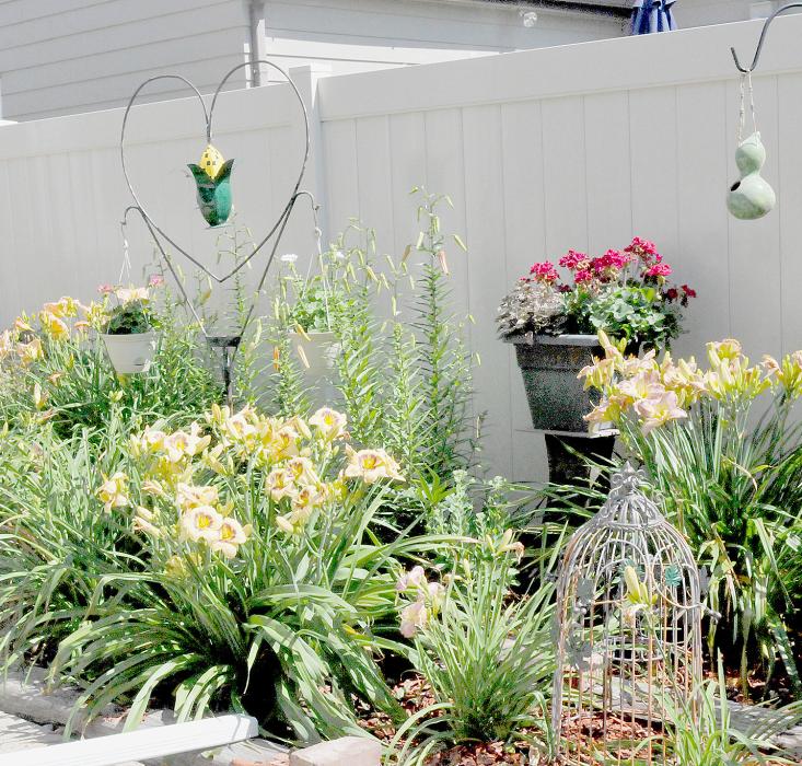 Brenda and Marty Graff Win Yard of the Week Honors at 515 N. Walnut in Ainsworth