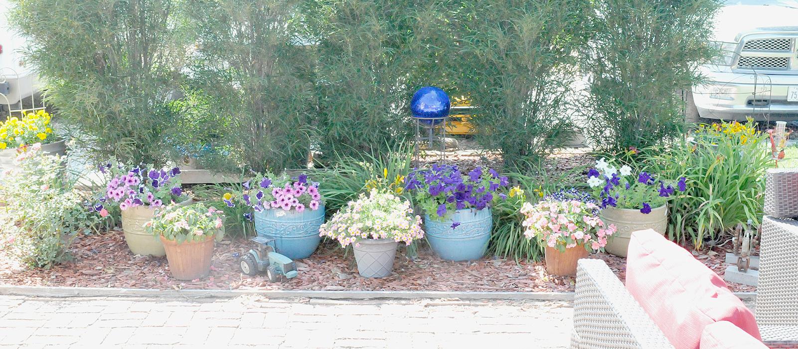 Brenda and Marty Graff Win Yard of the Week Honors at 515 N. Walnut in Ainsworth