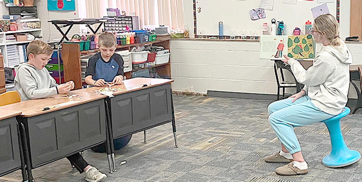 Chapter President, Emma Kennedy, presented a classroom lesson to elementary students about pumpkin farming. The students then completed an activity with members of the FFA Chapter.