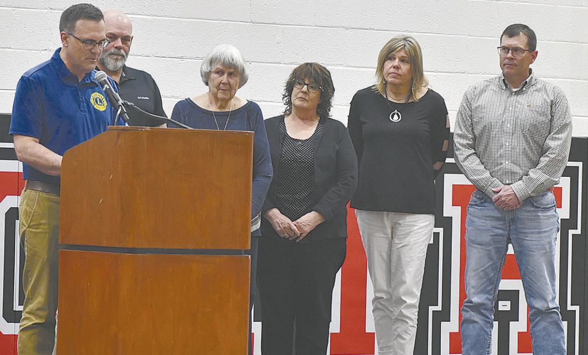 Scott Steinhauser presents the family of Larry Rice with the Melvin Jones Fellow Award.