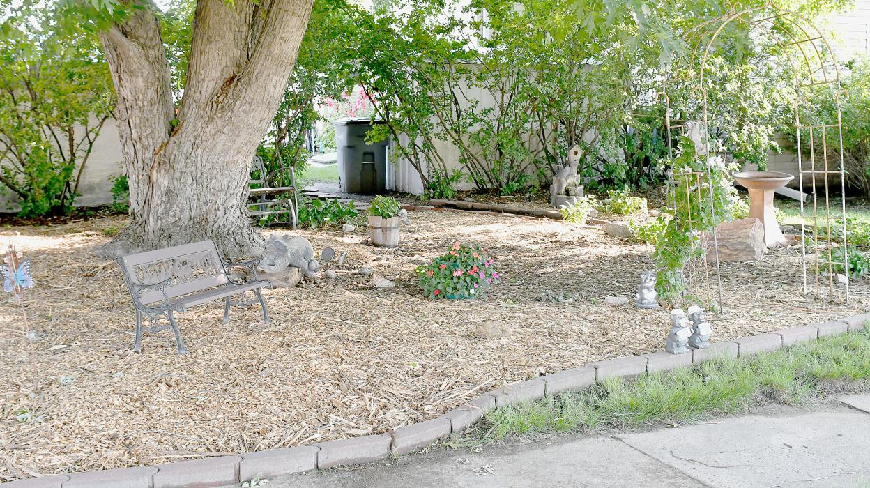 Doug and Cathie Pankowski Win Yard of the Week Honors