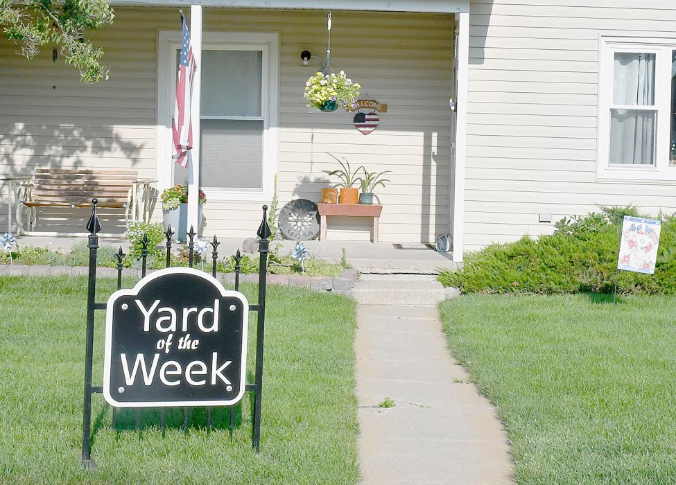 Doug and Cathie Pankowski Win Yard of the Week Honors