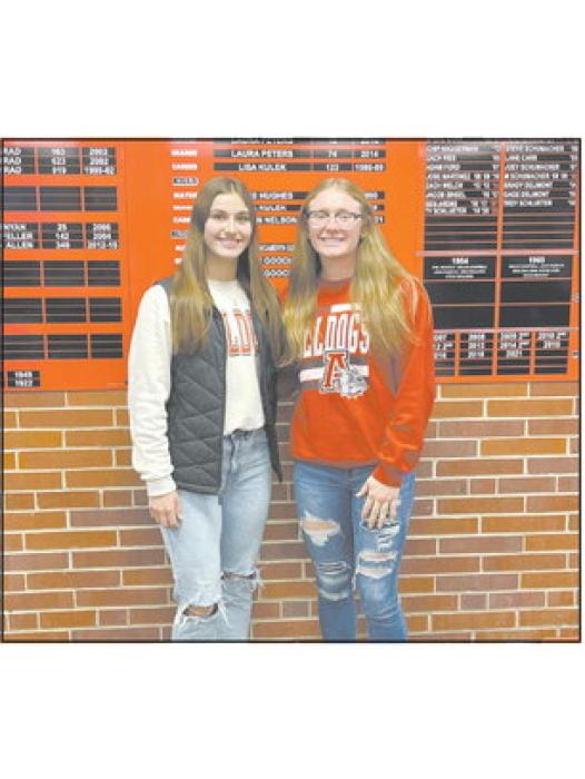 Willa Flynn (left) was the team’s setter and Gracyn Painter (right) was an outside hitter.