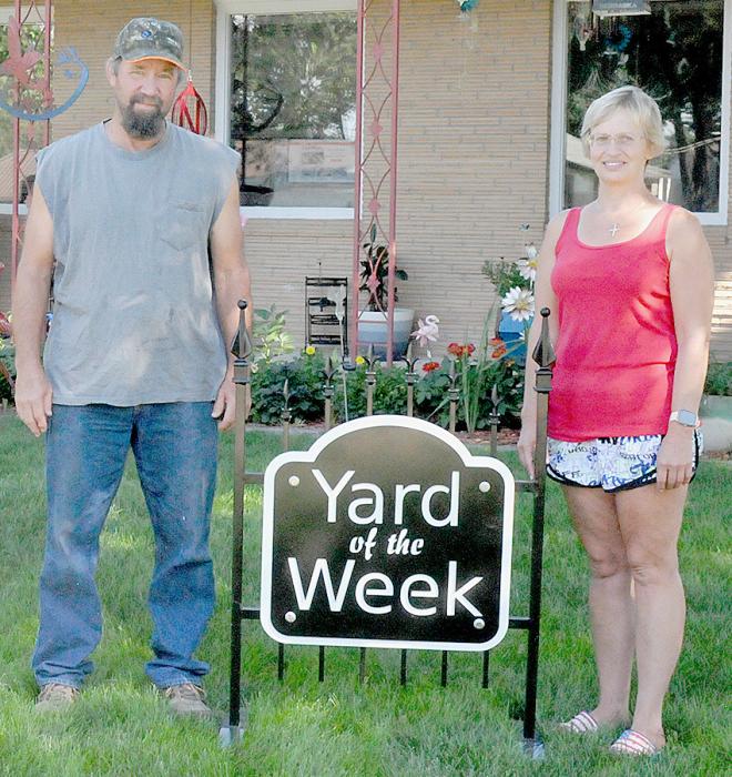 Bryan and Patricia Sisson Honored for Their Beautiful Yard