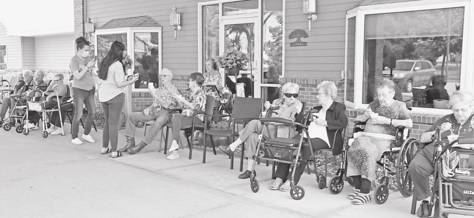 Cottonwood Villa Residents Enjoy Homemade Ice Cream