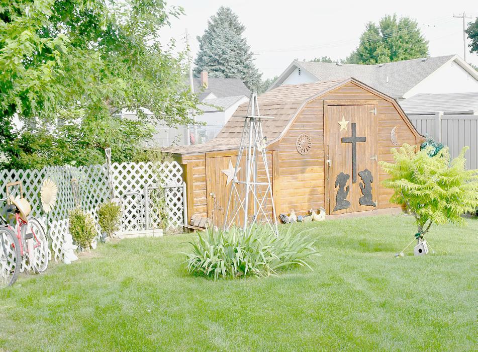 Bev Smith Receives This Week’s Chamber Yard of the Week