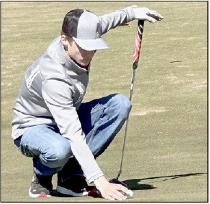 Jhett Hollenbeck lines up a putt at the Ainsworth Golf Course during the team’s home tournament in 2024.