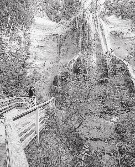 Smith Falls has long been popular among visitors to the Niobrara Valley. (Nebraskaland/Justin Haag)